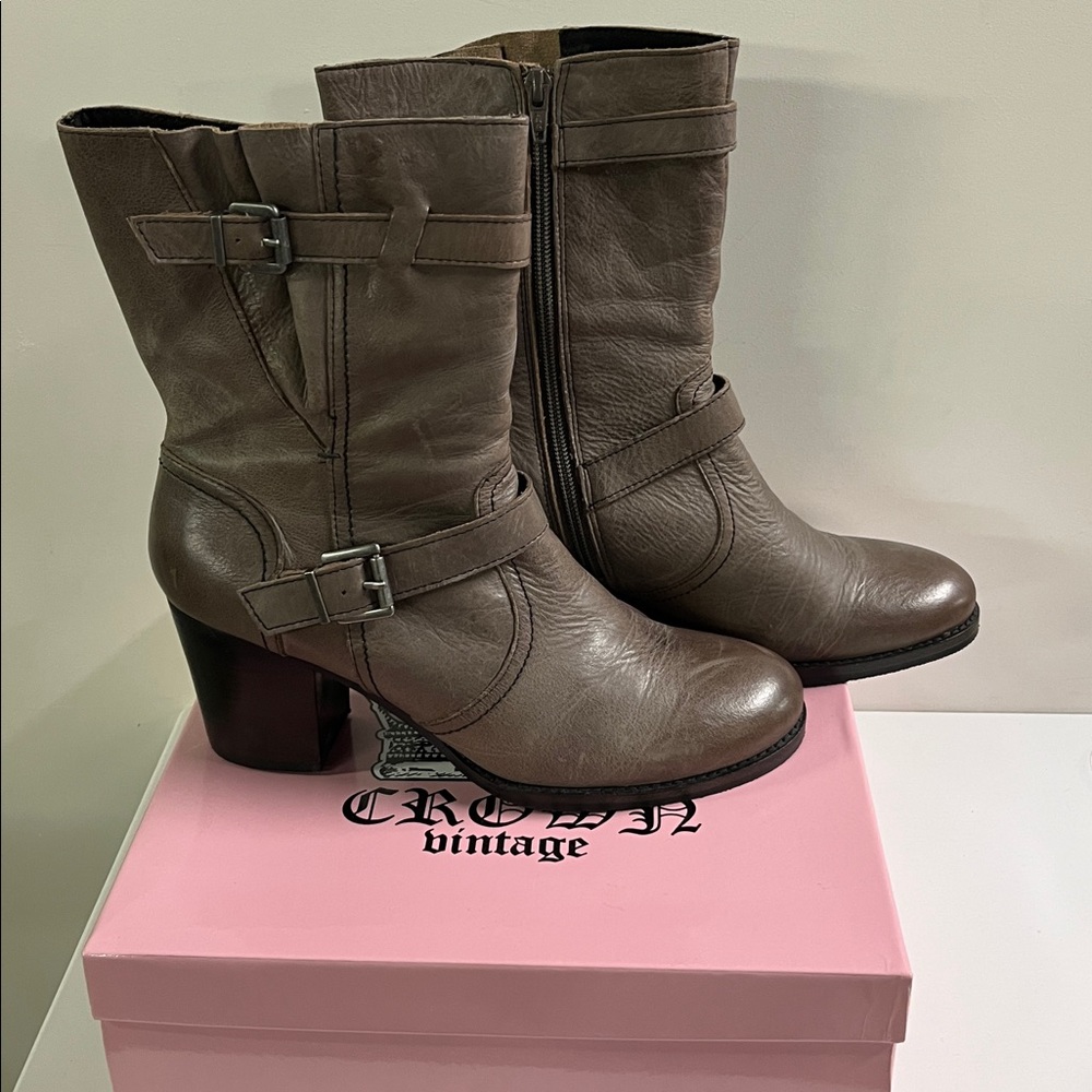 CROWN VINTAGE Moto Taupe Leather 3" Stacked Block Heel Pewter Buckle Boots 10M